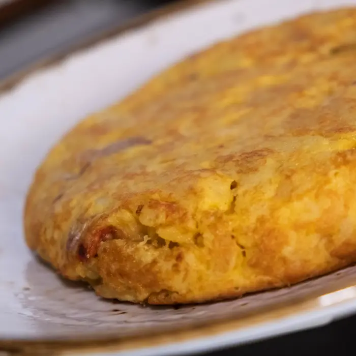 Tortilla de patatas hecha al momento en La Auténtica Carmela.