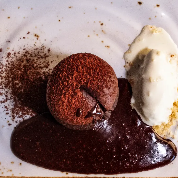 Coulant de chocolate con helado servido en La Auténtica Carmela.