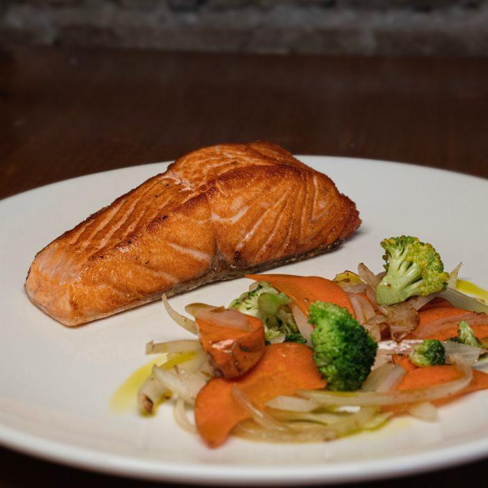 Salmón a la plancha con verduras salteadas de temporada en La Auténtica Carmela