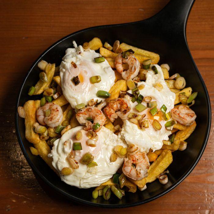 Huevos rotos con gambones y ajetes - La Auténtica Carmela