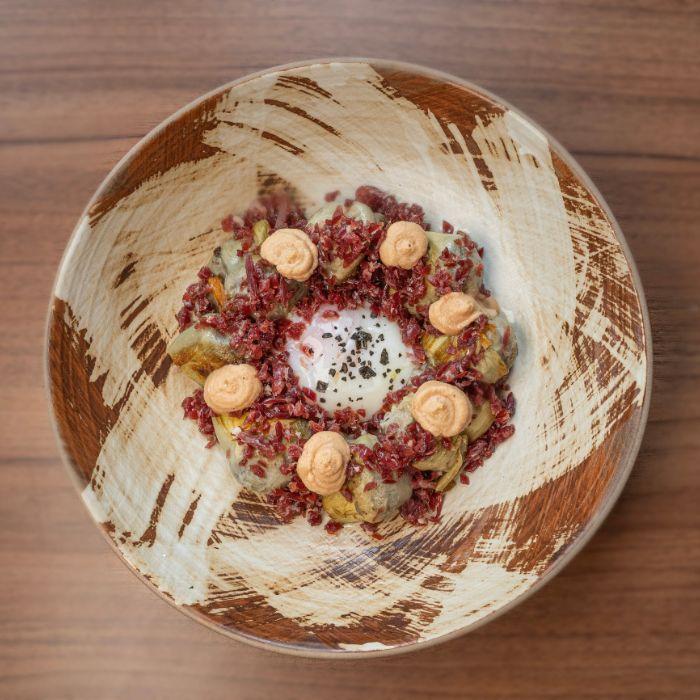 Alcachofa Influencer: alcachofas a la parrilla con jamón, huevo y mousse de foie en La Auténtica Carmela, Granada