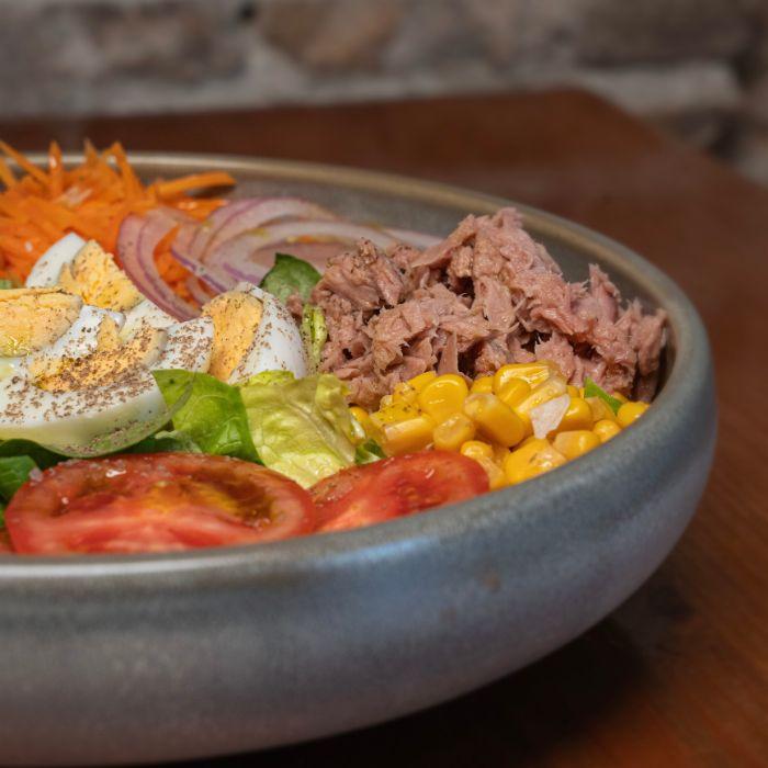 Ensalada mixta con atún, huevo, maíz y verduras frescas en La Auténtica Carmela
