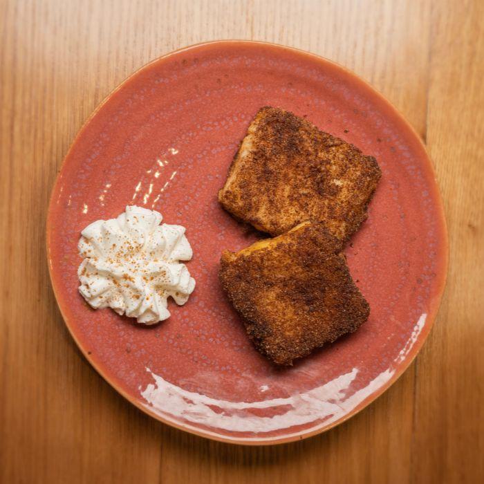 Leche frita casera con canela y azúcar, el postre más tradicional de La Auténtica Carmela