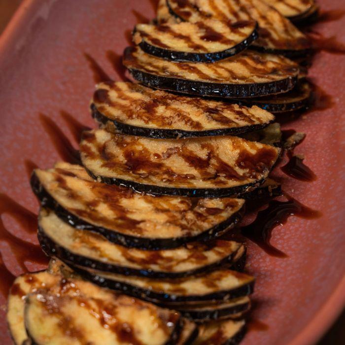 Berenjenas fritas con miel de caña, tapa andaluza de La Auténtica Carmela en Granada