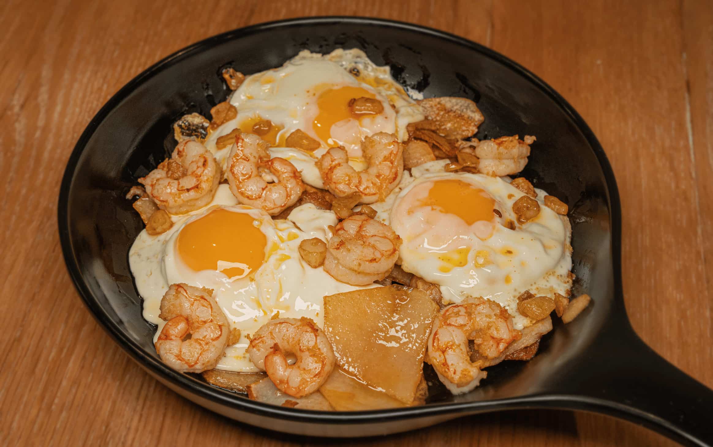 huevos rotos con gambones en el pescaíto carmela