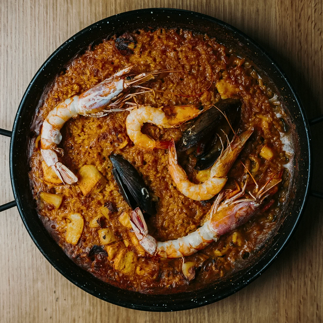 Paella de pescado y marisco con gambas y mejillones, sin gluten, en El Pescaíto de Carmela, Granada