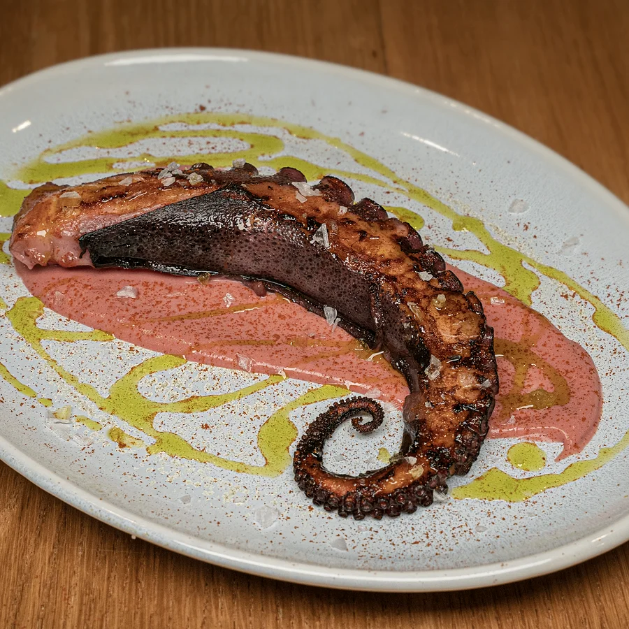 Pulpo asado con parmentier de remolacha en El Pescaíto de Carmela