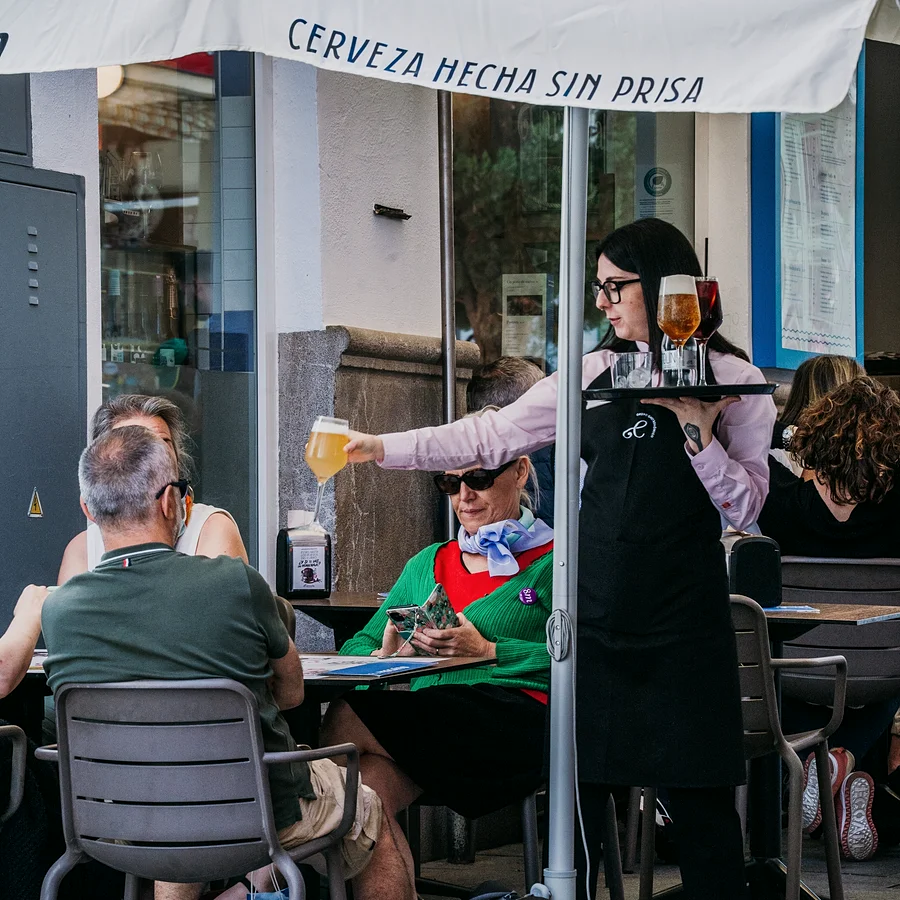 Camarera sirviendo cervezas en la terraza de El Pescaíto de Carmela, Granada