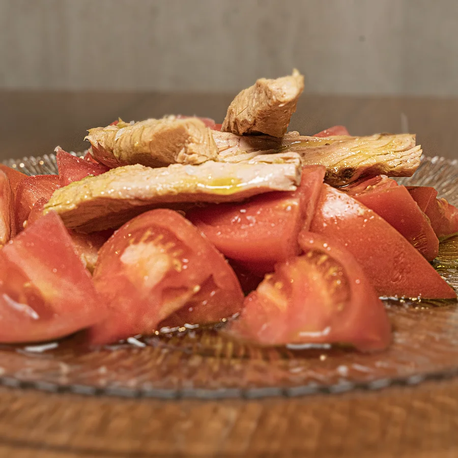 Tomate de temporada con melva y aceite de oliva en El Pescaíto de Carmela