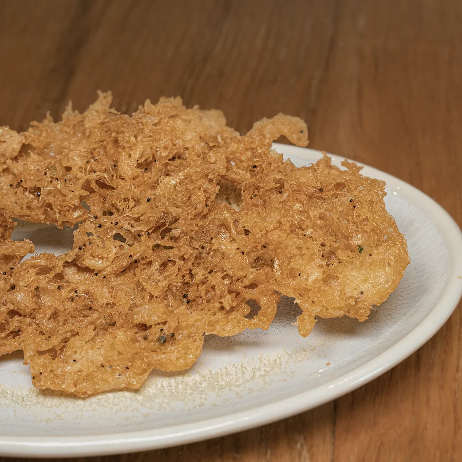 Tortitas de camarones crujientes y sin gluten en El Pescaíto de Carmela