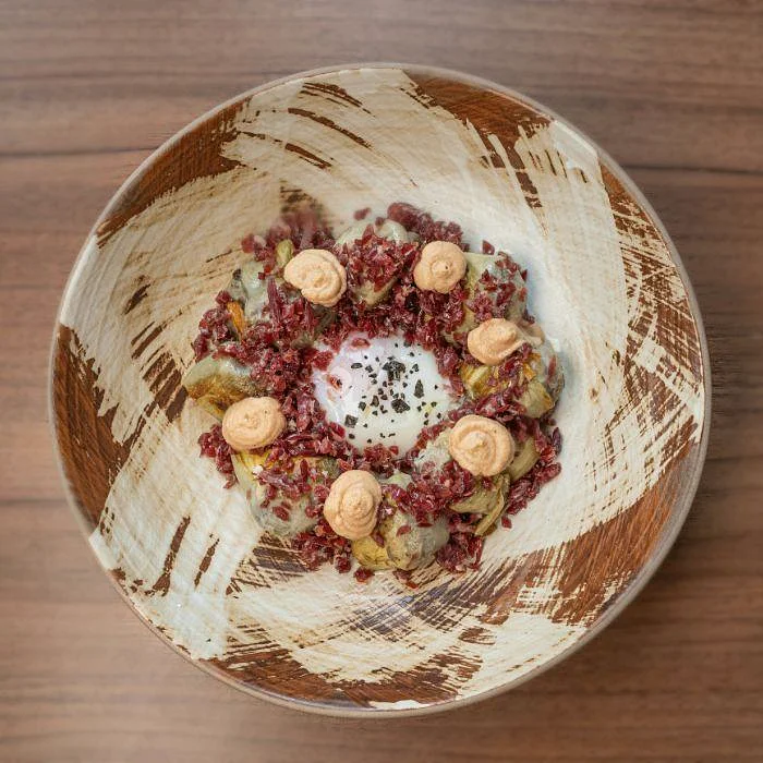 Alcachofa Influencer: alcachofas con jamón, huevo y mousse en La Auténtica Carmela