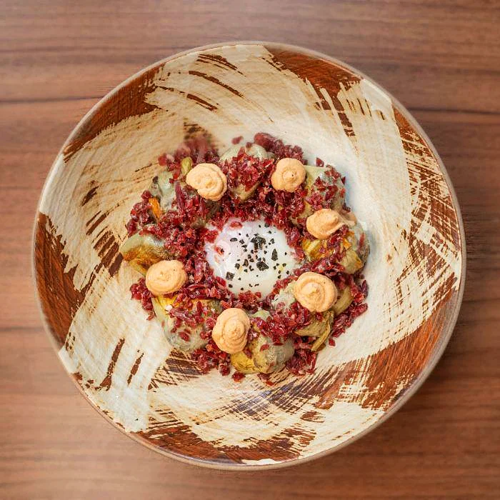 Alcachofa Influencer: alcachofas con jamón, huevo y mousse en La Auténtica Carmela