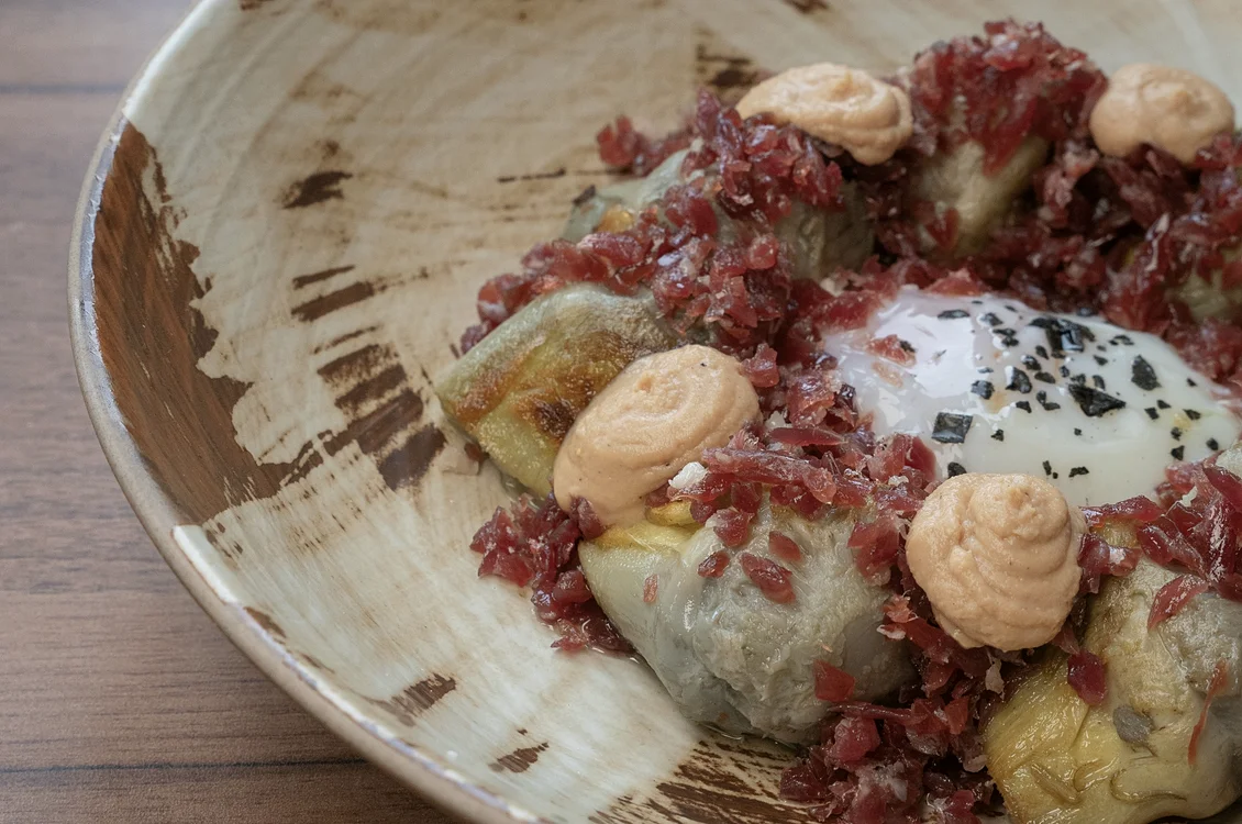Alcachofas con jamón ibérico, huevo y sésamo negro en La Auténtica Carmela, Granada