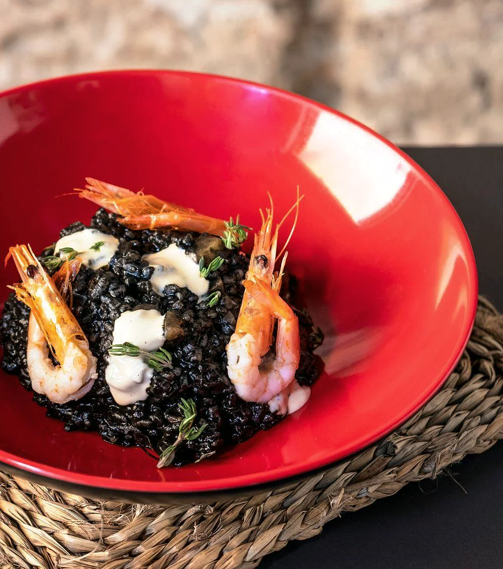 Arroz negro con gambas, choco y alioli en La Auténtica Carmela