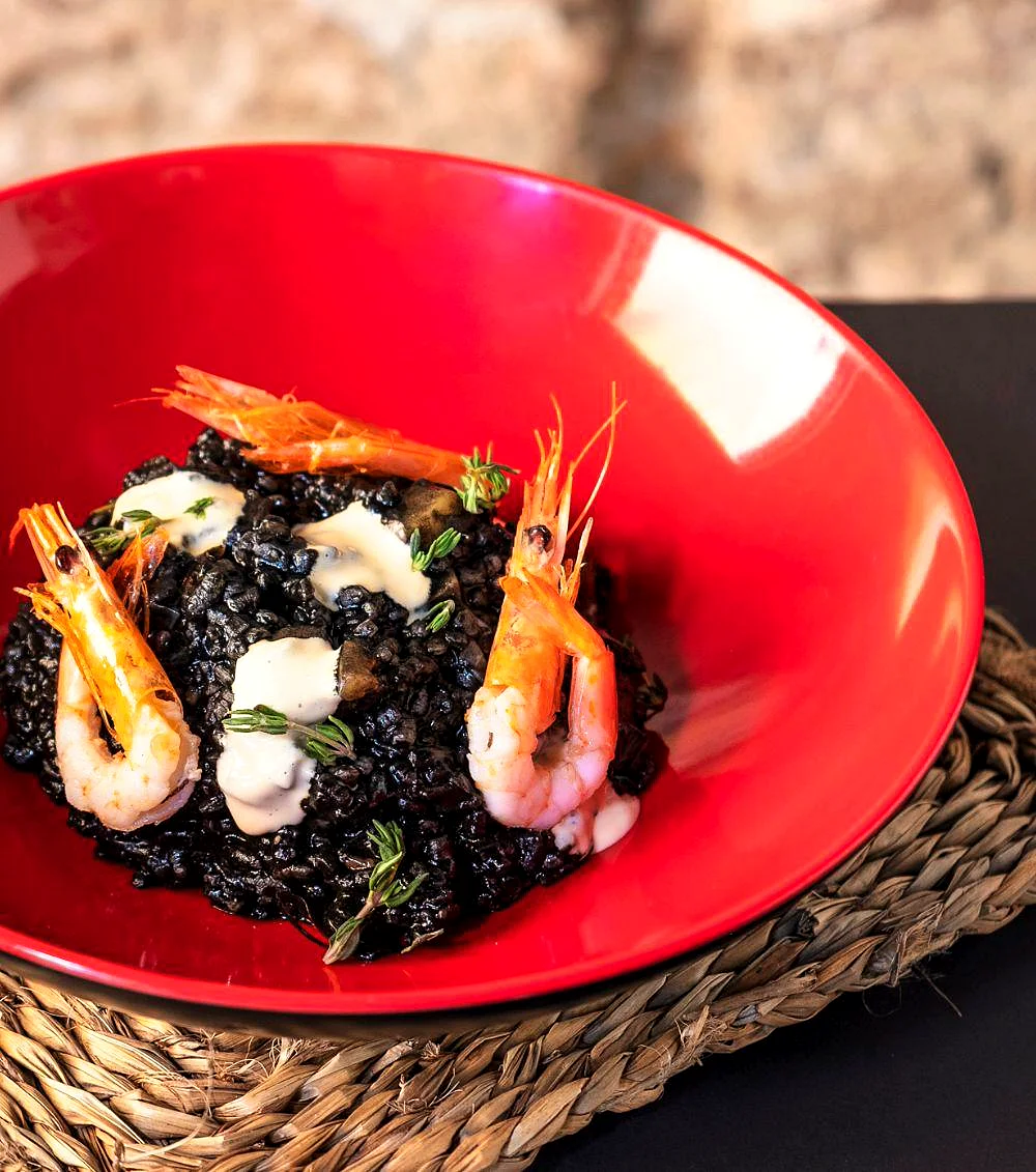 Arroz negro con gambas, choco y alioli en La Auténtica Carmela