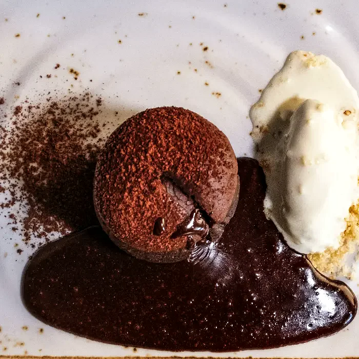 Coulant de chocolate con helado en La Auténtica Carmela