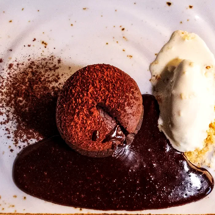 Coulant de chocolate con helado en La Auténtica Carmela