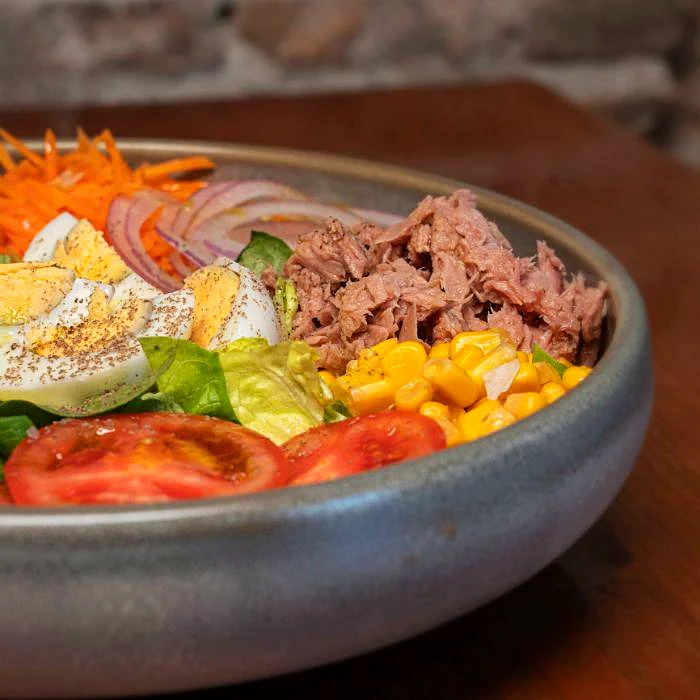 Ensalada mixta con atún, huevo, maíz y verduras frescas en La Auténtica Carmela