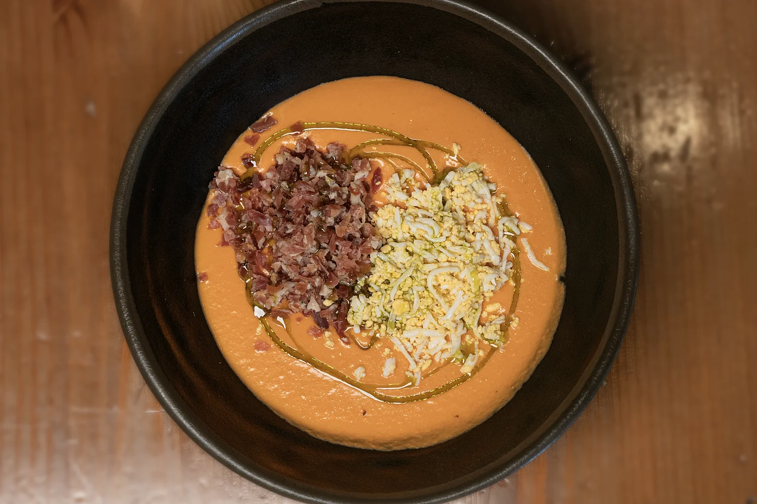 Salmorejo cordobés con jamón ibérico y huevo rallado en La Auténtica Carmela