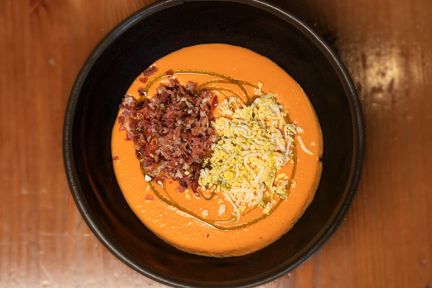 Salmorejo cordobés con jamón ibérico y huevo rallado en La Auténtica Carmela